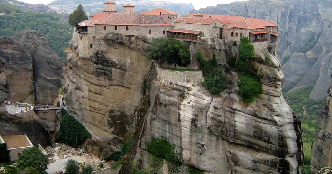 La vida al borde de un acantilado: 10 construcciones que parecen a punto de caerse