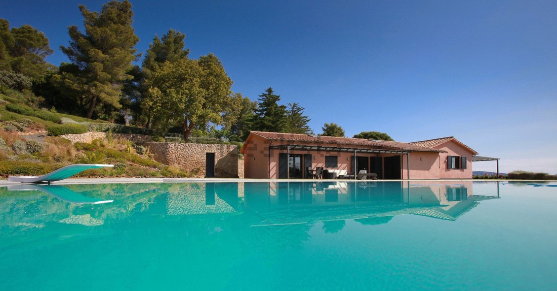 Casas de ensueño: una impresionante villa en la Toscana con piscina y campo de fútbol