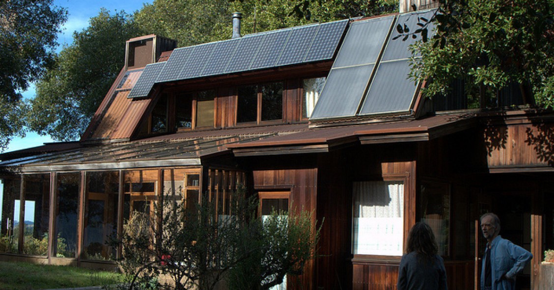 Una casa con paneles solares que generan energía