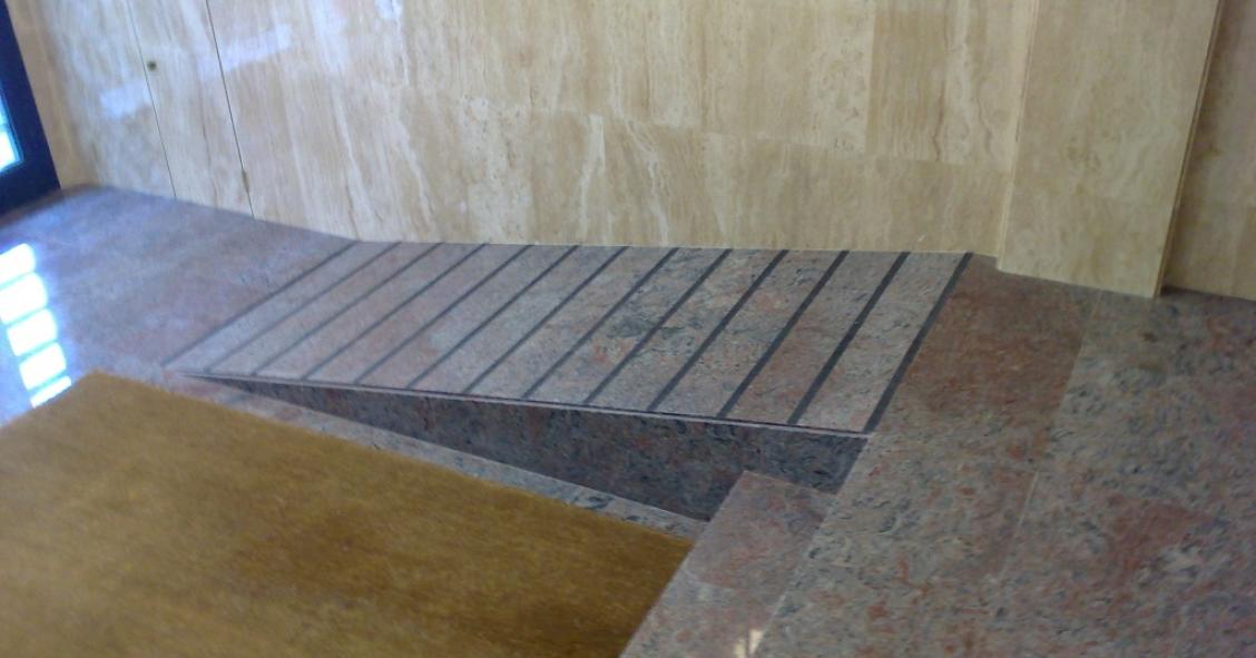 Rampa de acceso al edificio para minusválidos