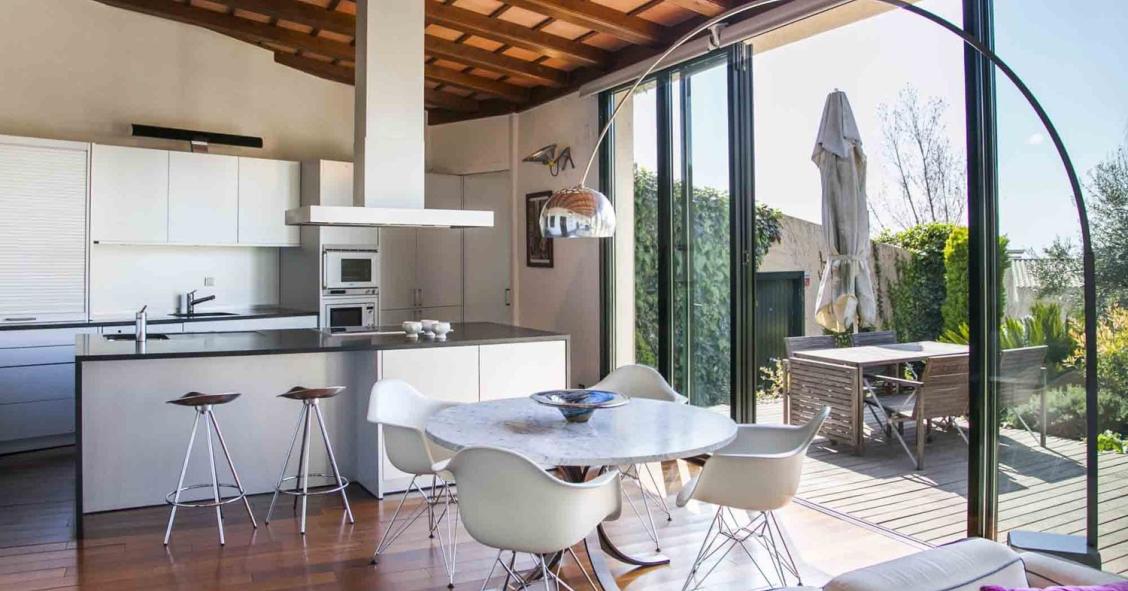 Una amplia cocina de estilo moderno