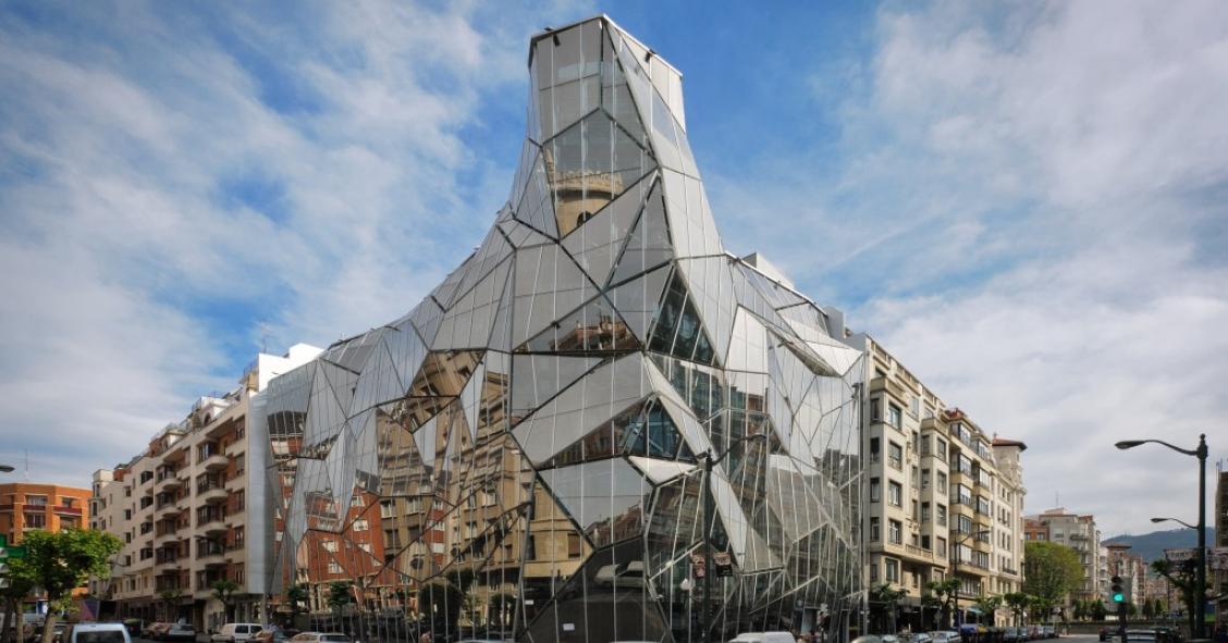 Arquitectura exhibicionista: 10 edificios con fachadas de cristal que parecen transparentes 