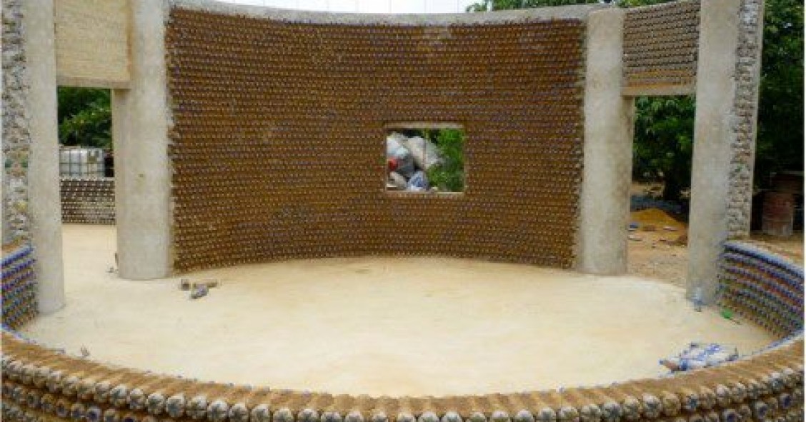 Casa realizada con botellas de plástico