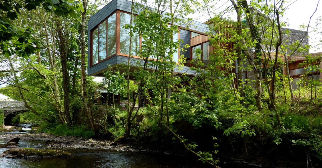 Casa construida sobre un río