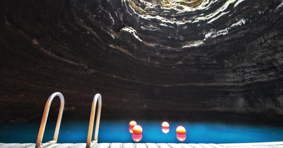 Hoteles con encanto: una piscina de aguas termales dentro de un cráter