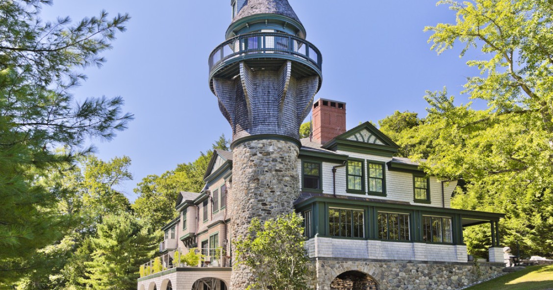 Casa de ensueño: un antiguo faro reconvertido en mansión de lujo con playa privada