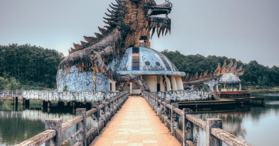 Este parque acuático abandonado tiene toboganes, dragones y cocodrilos (de verdad) en la piscina