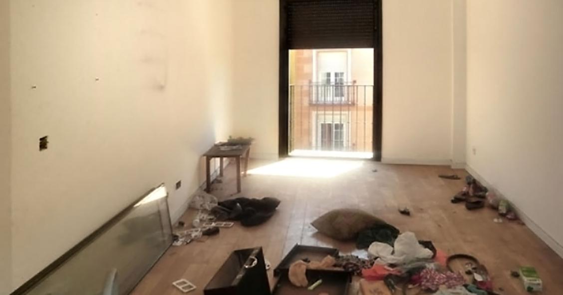 Vender una casa con 'okupas' obliga al propietario a bajar un 42% el precio