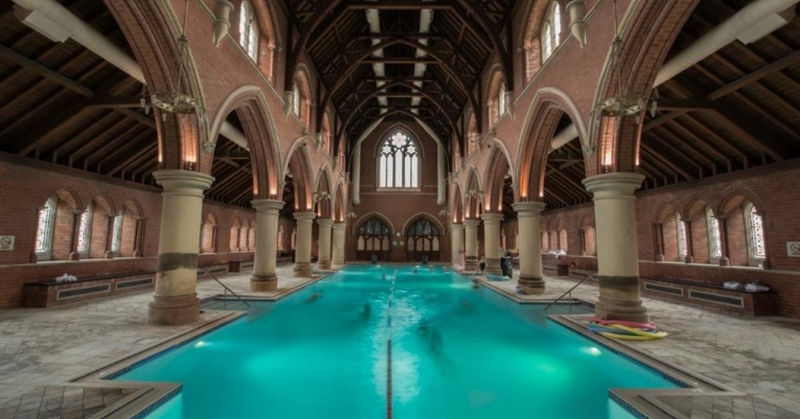 Una iglesia en Londres reconvertida en gimnasio con una mega piscina 