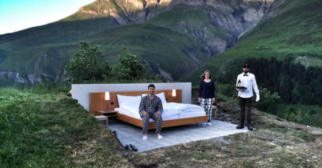 El hotel al aire libre sin paredes, techo ni baño en el que cuesta 250 euros dormir bajo las estrellas