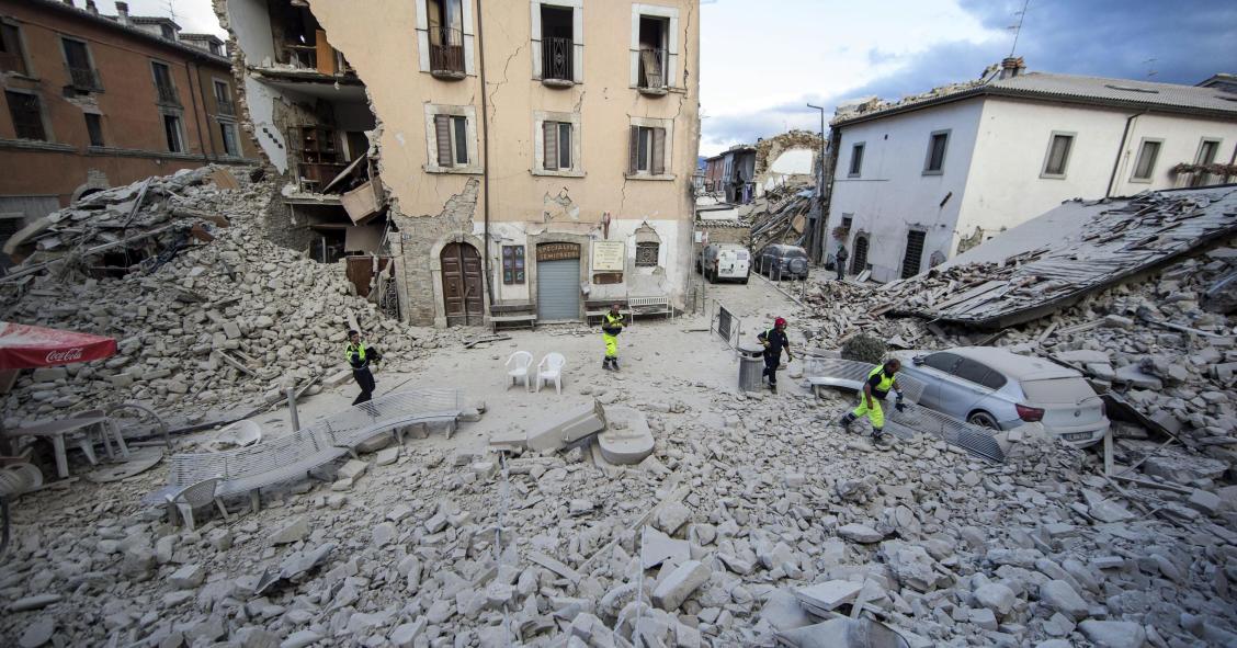 Un terremoto de intensidad 6,2 arrasa varios pueblos del centro de Italia