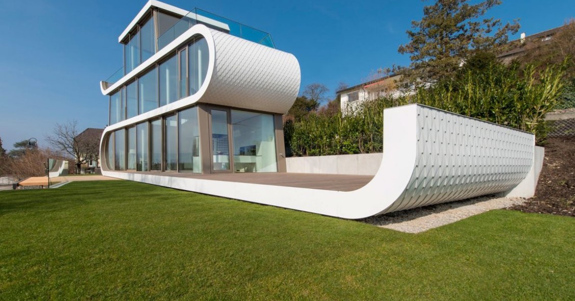 Casas de ensueño: una vivienda futurista con forma de tobogán frente a un lago suizo