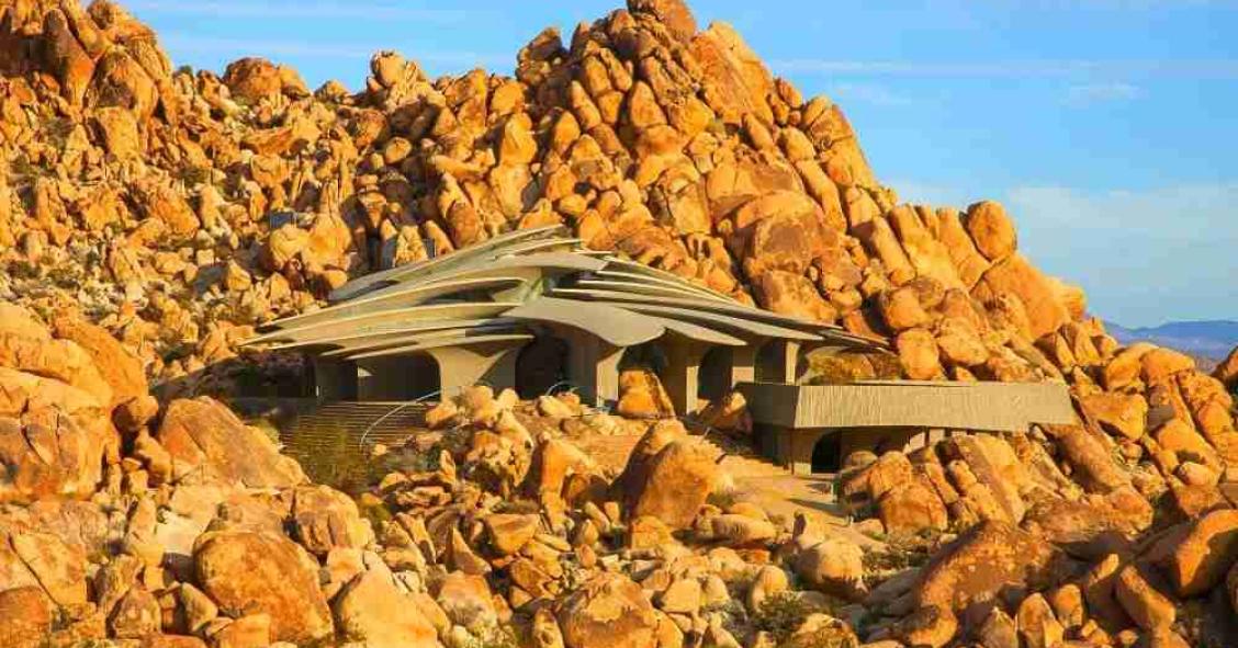 10 ejemplos de cómo levantar casas entre las rocas