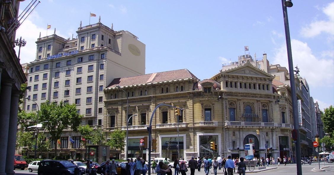 1280px-barcelona_-_passeig_de_gracia-gran_via_-_cinema_comedia_-_hotel_avenida_palace