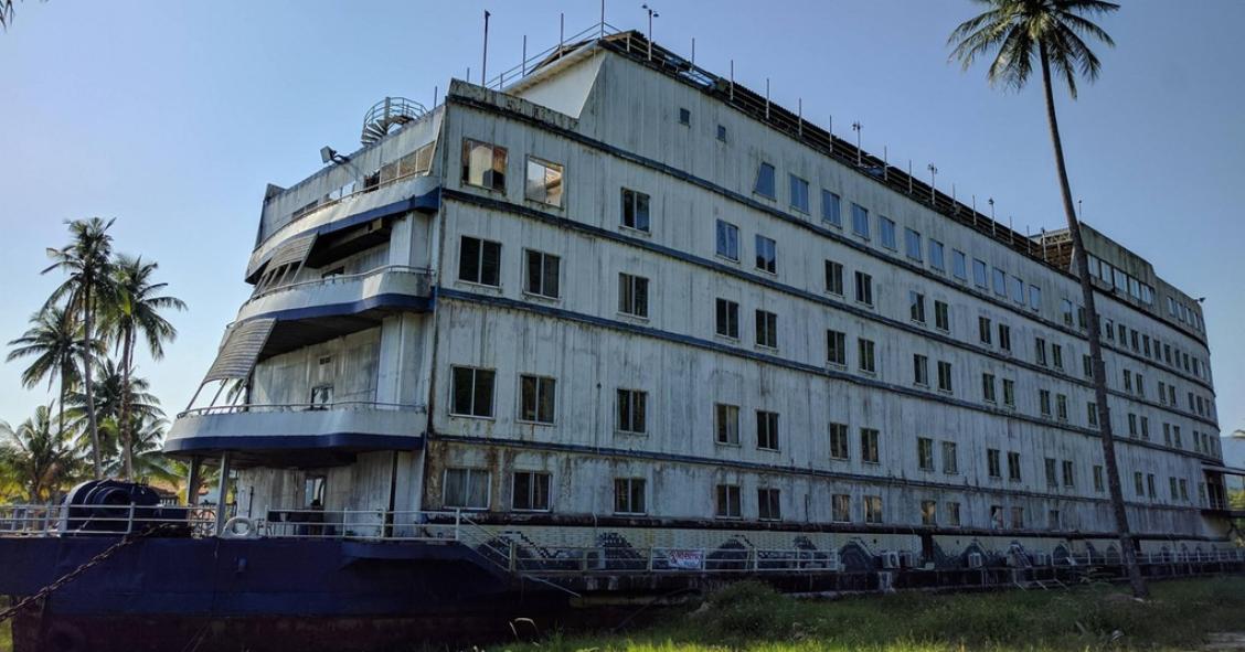 Un hotel abandonado con forma de barco fantasma