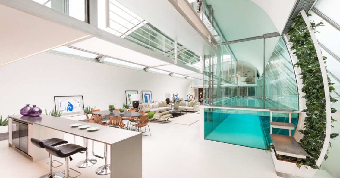 Una espectacular mansión londinense con piscina acristalada y techo retráctil en el salón
