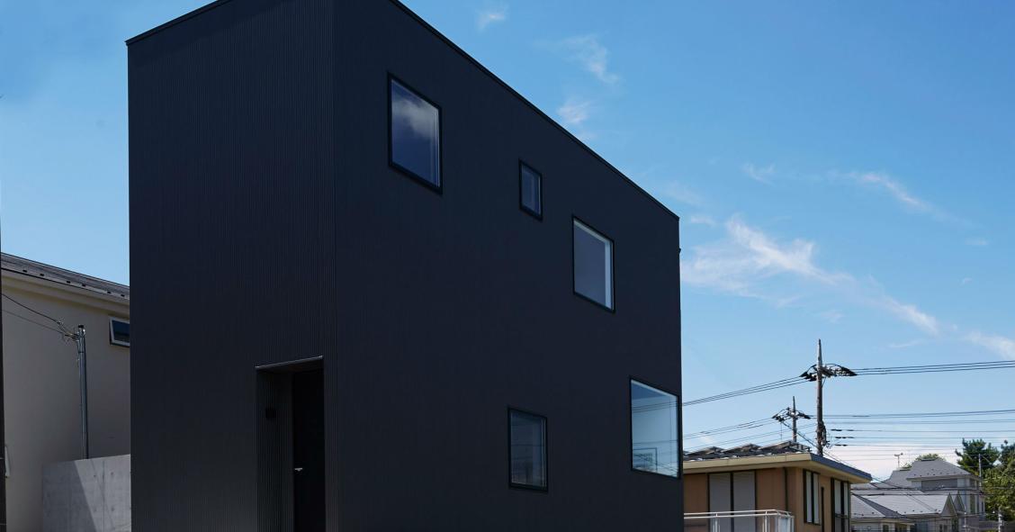 Cubo con aspecto de búnker por fuera, vivienda hogareña por dentro