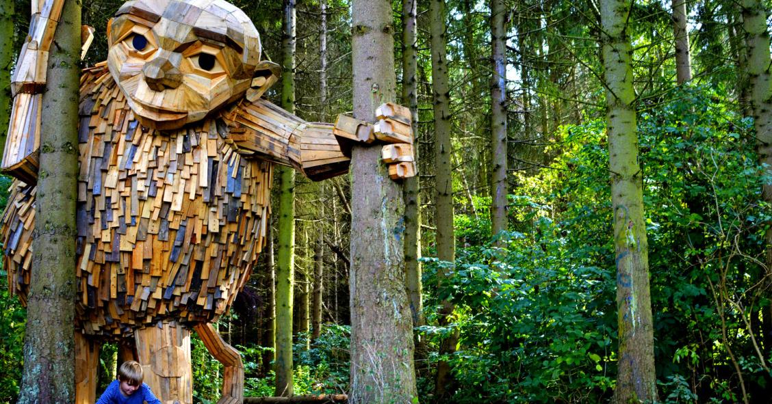 El artista urbano que llena las ciudades de gigantes de madera reciclada