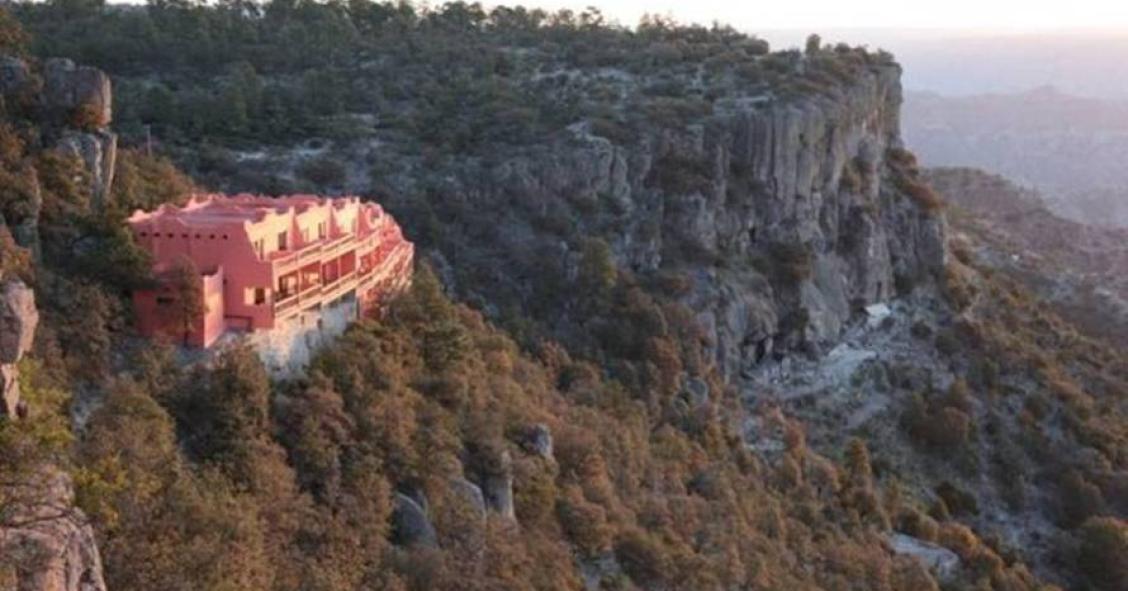 El mejor hotel del mundo para ver las estrellas está 'colgado' de un barranco en México