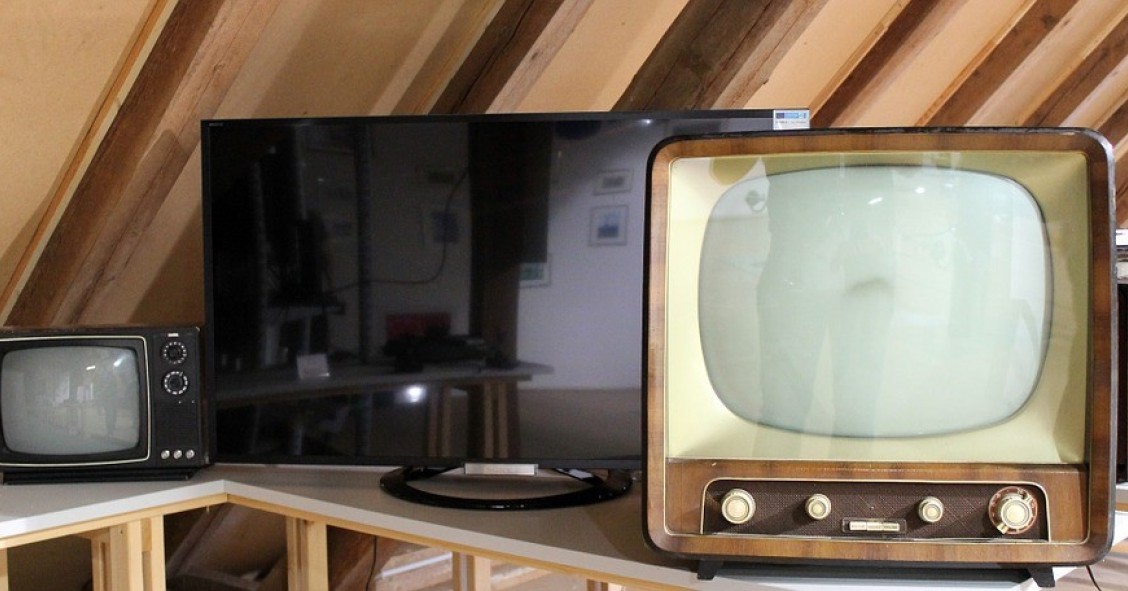 Una mesa futurista, un mueble bar o una lámpara: 10 formas de reciclar tu viejo televisor