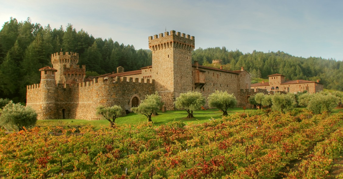 Un millonario se gasta su fortuna en construir un castillo medieval en pleno S.XXI con foso y sala de tortura 