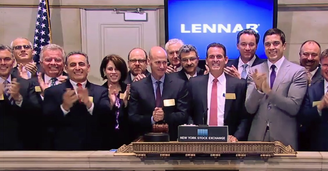 Quién está detrás del mayor fabricante de casas de Estados Unidos