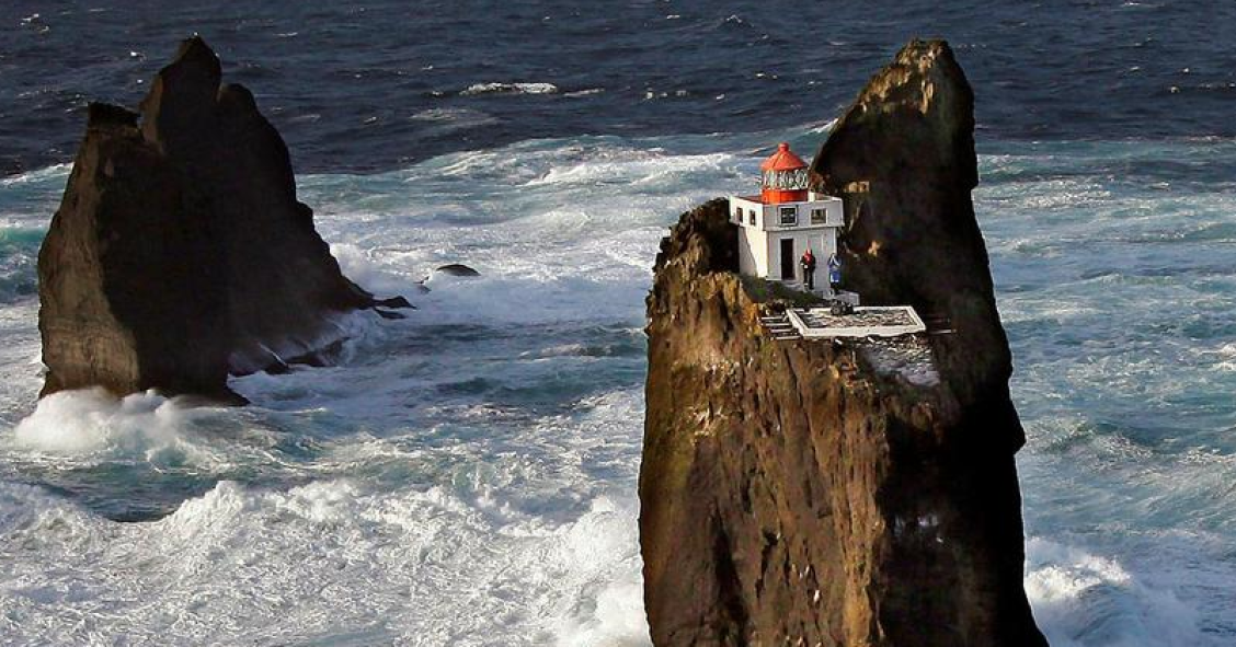 Construcciones increíbles: este faro en Islandia se erige sobre un islote en medio del mar