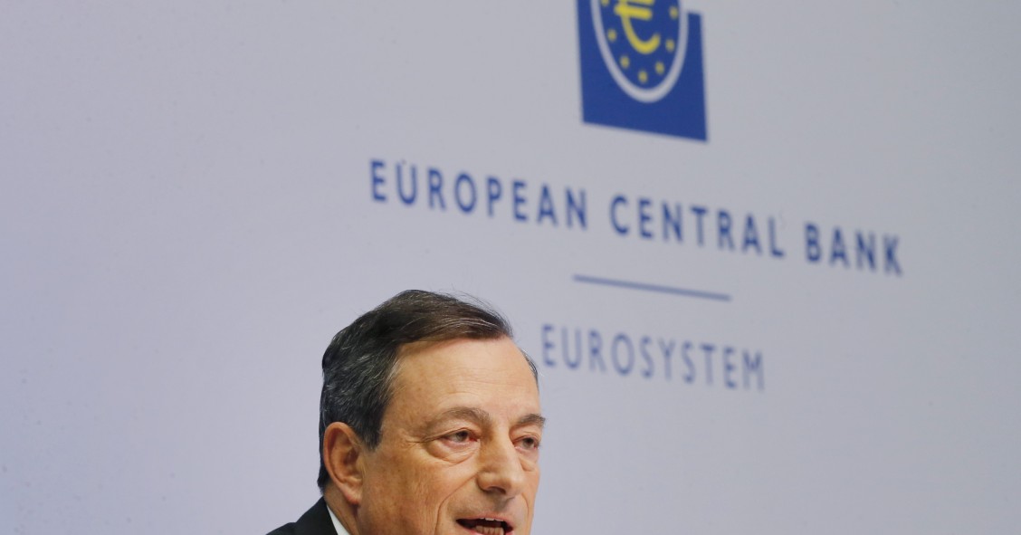 El BCE despide 2017 sin cambiar su política, pero mejora la previsión económica de la eurozona