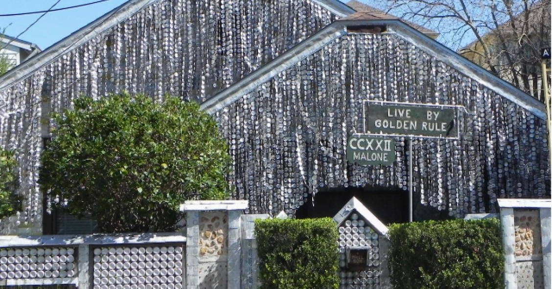 Una casa decorada con miles de latas de cerveza