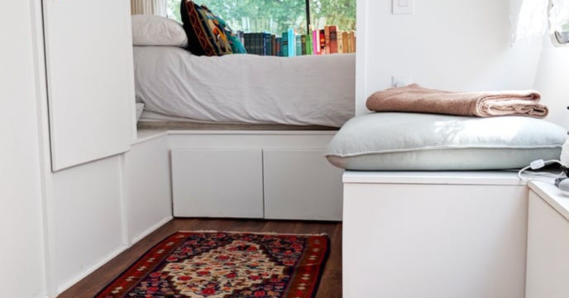 Un viejo autobús escolar transformado en una bonita casa sobre ruedas