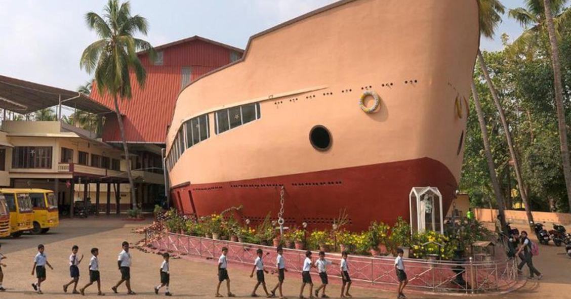 Iglesia Santa Teresa con forma de barco