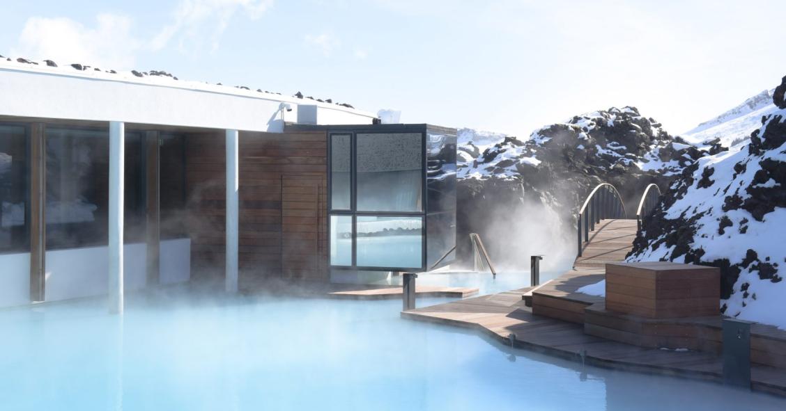 Un resort de lujo sobre un paisaje de otro planeta en Islandia
