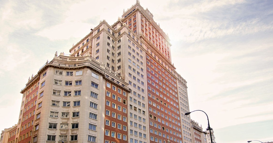 Casanova reaviva la polémica con el Edificio España: demanda a Riu y pide paralizar las obras 