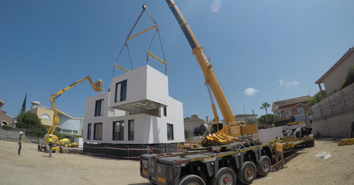 Casas que se construyen como coches: llega la fabricación de chalets en la mitad de tiempo