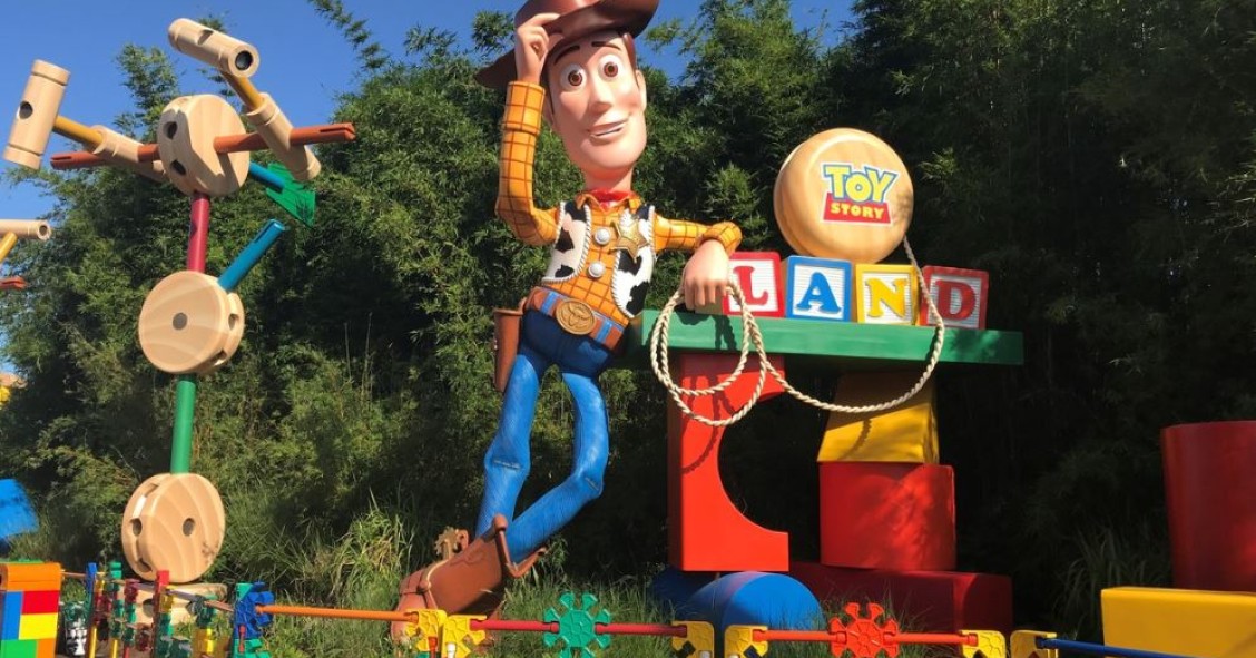 Woody da la bienvenida a los visitantes del parque
