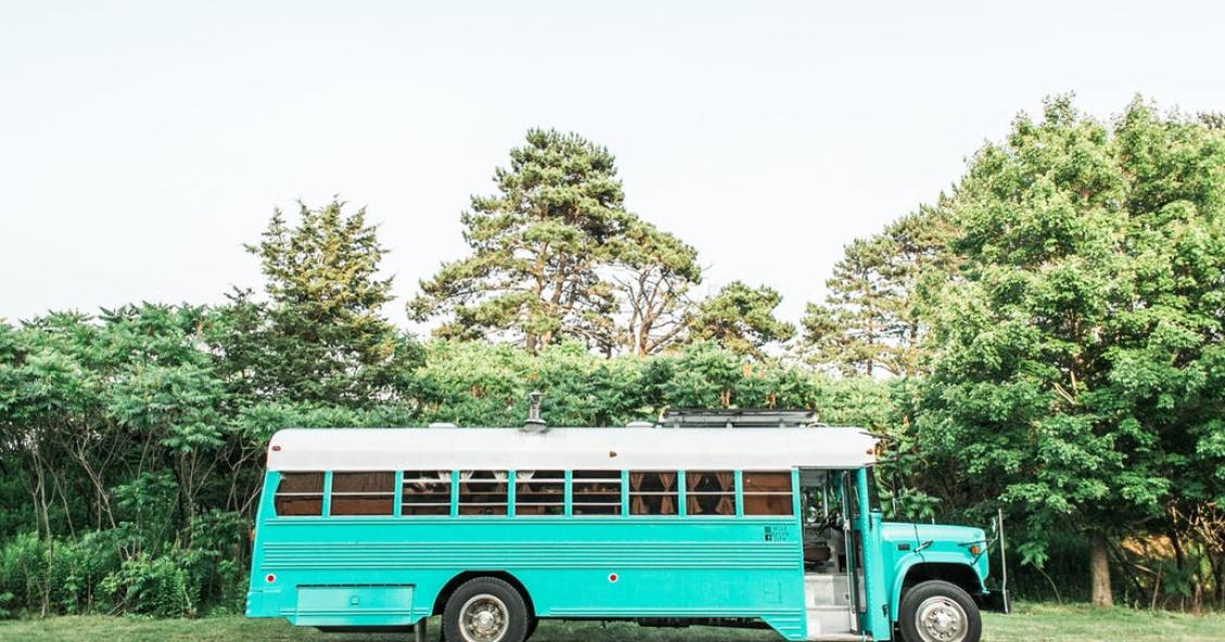 Un antiguo furgón de presos reconvertido en una casa móvil