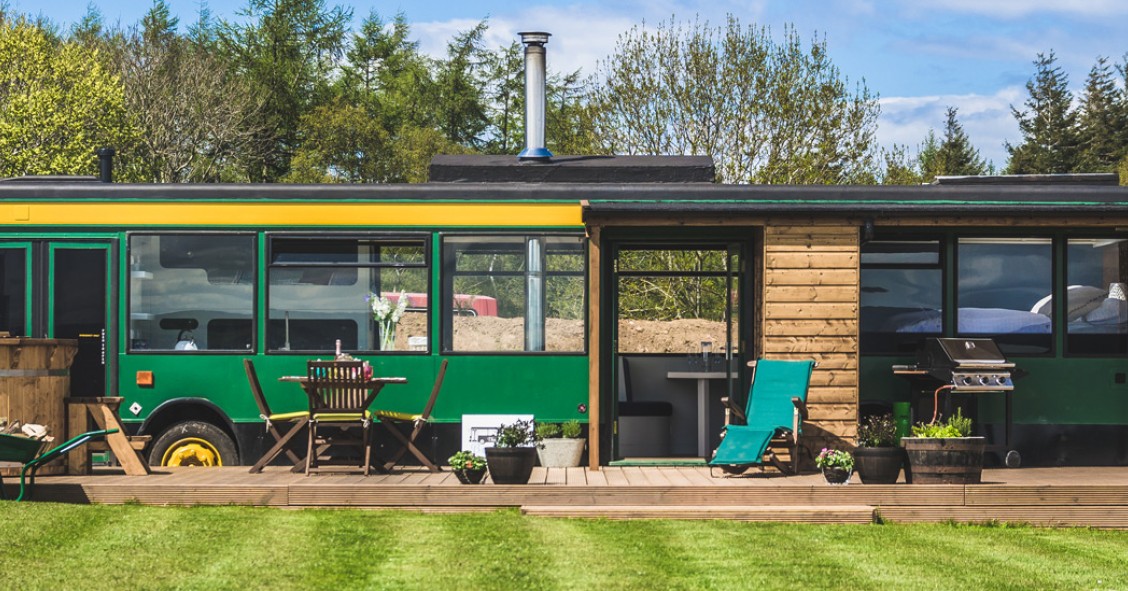 Dos autobuses convertidos en hotel para sentir la naturaleza de Escocia