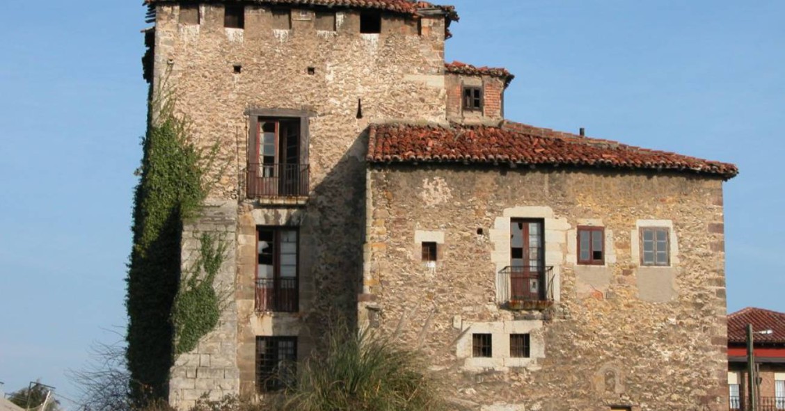 La antigua casa de Calderón de la Barca en Cantabria, usada como cuadra para guardar vacas 