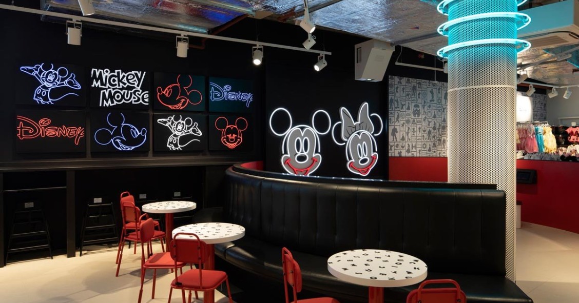 Primark abre su mayor tienda del mundo en Birmingham con peluquería y una cafetería Disney