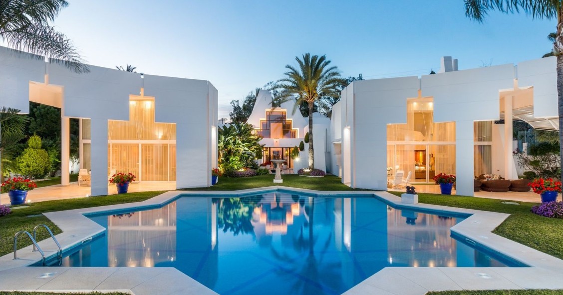 Art decó, esculturas y sofisticación frente al mar en esta villa de Marbella