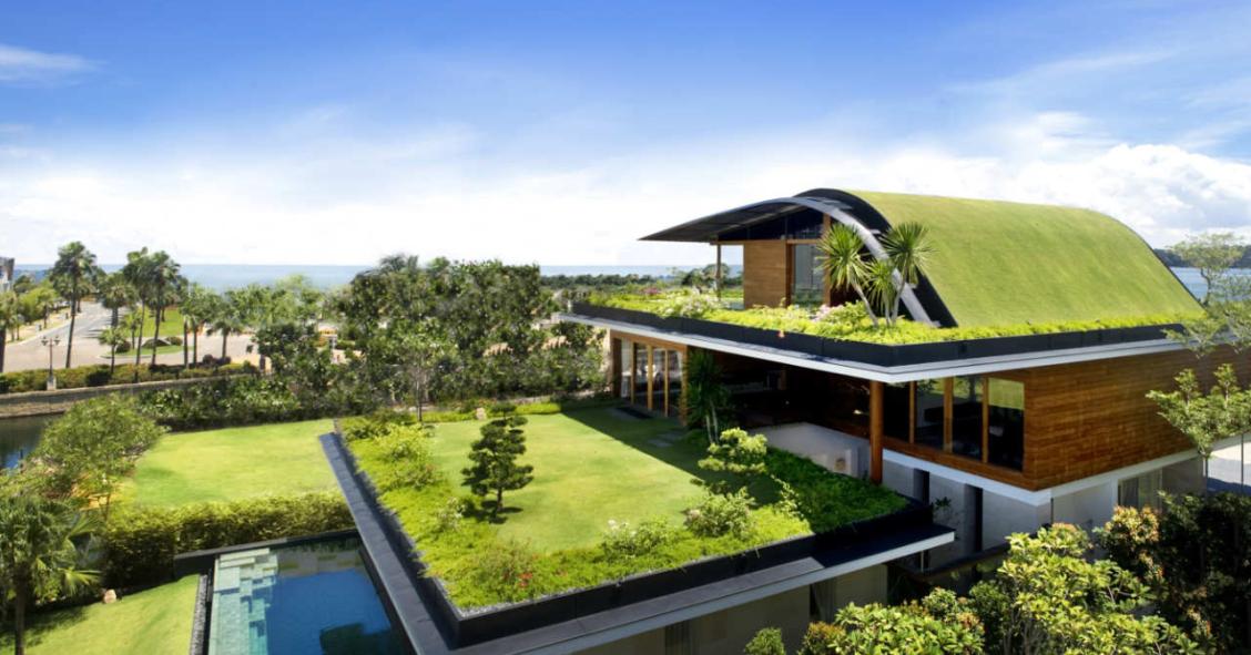 Una mansión verde camuflada entre jardines, estanques y piscinas