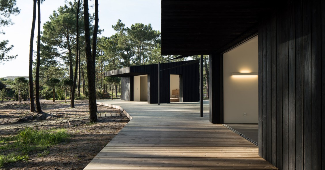 Estas cabañas prefabricadas perdidas en el bosque generan su propia energía y repelen el calor