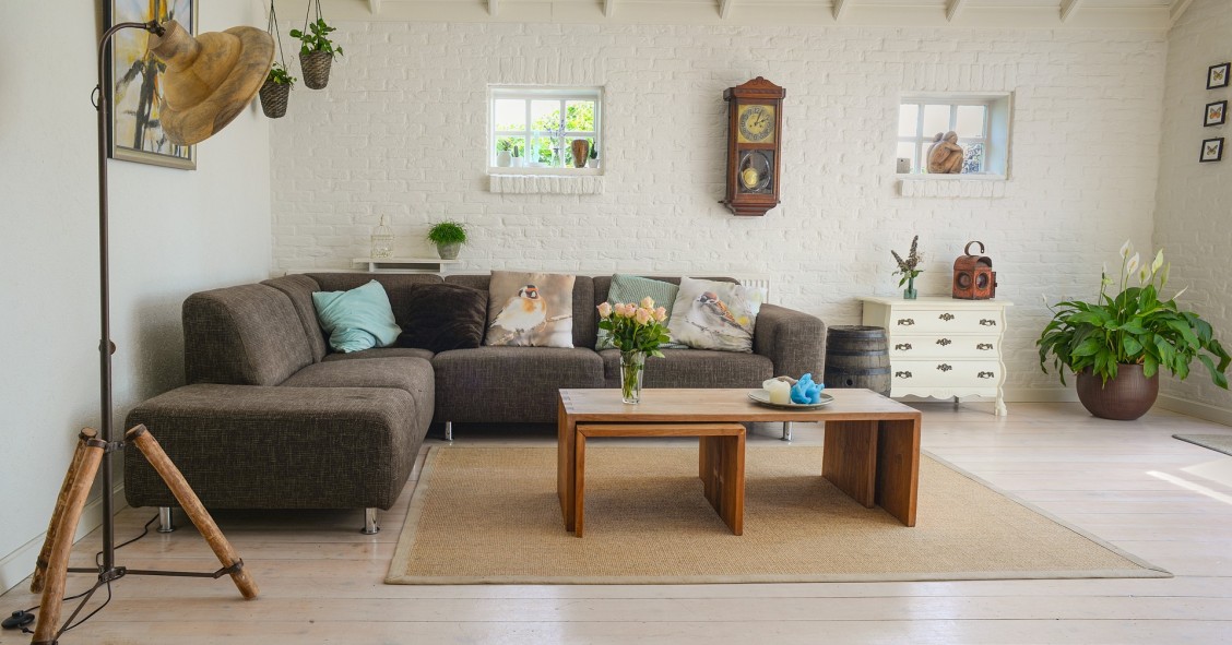 Trucos para tener ordenados los espacios más críticos de la casa: la entrada y el salón