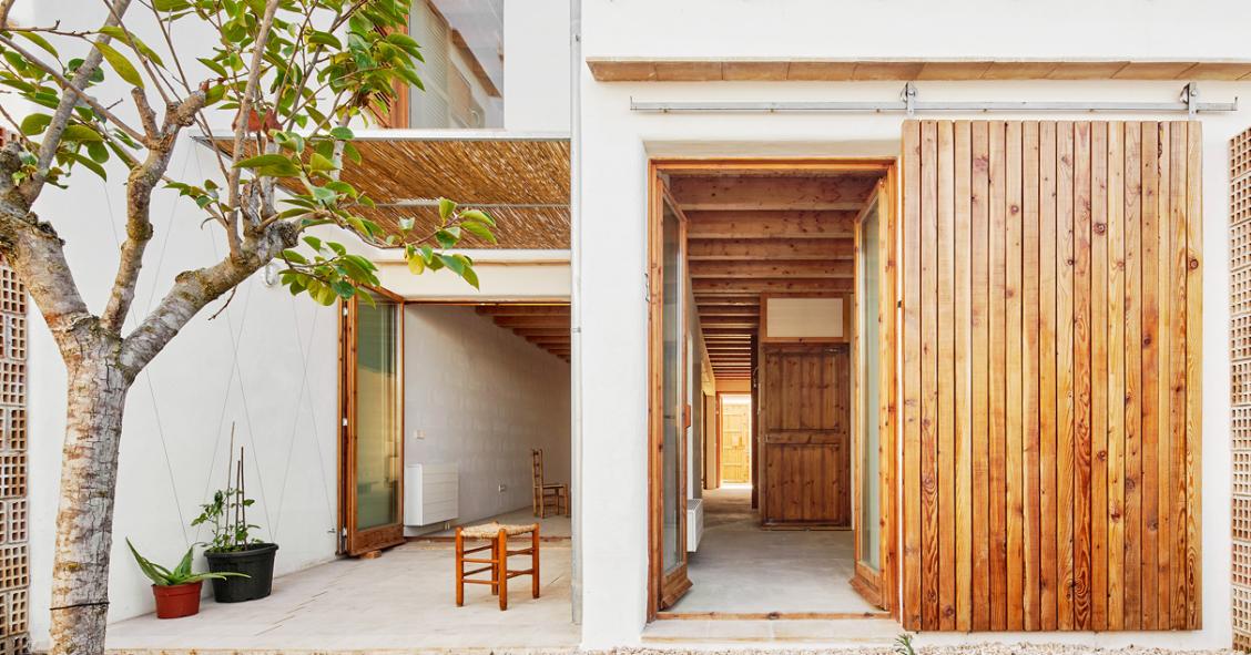 Estas casas ecológicas de Formentera utilizan algas marinas como aislante térmico