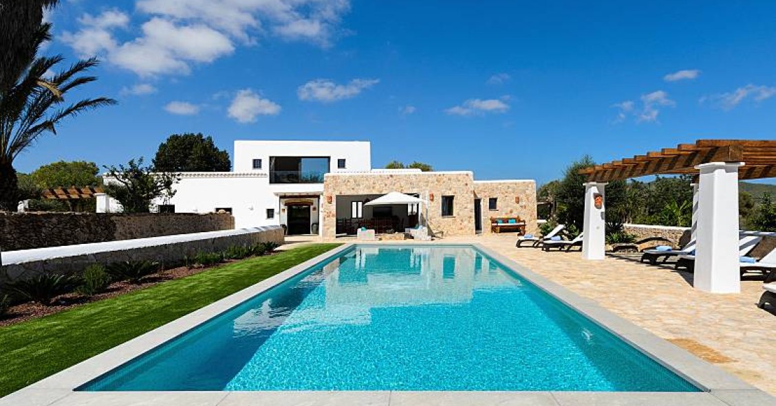 Una espectacular y típica villa ibicenca con la que disfrutar de toques minimalistas y piedra natural