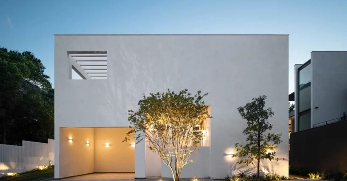 Una villa blanca en México construida alrededor del patio central donde ocurre todo
