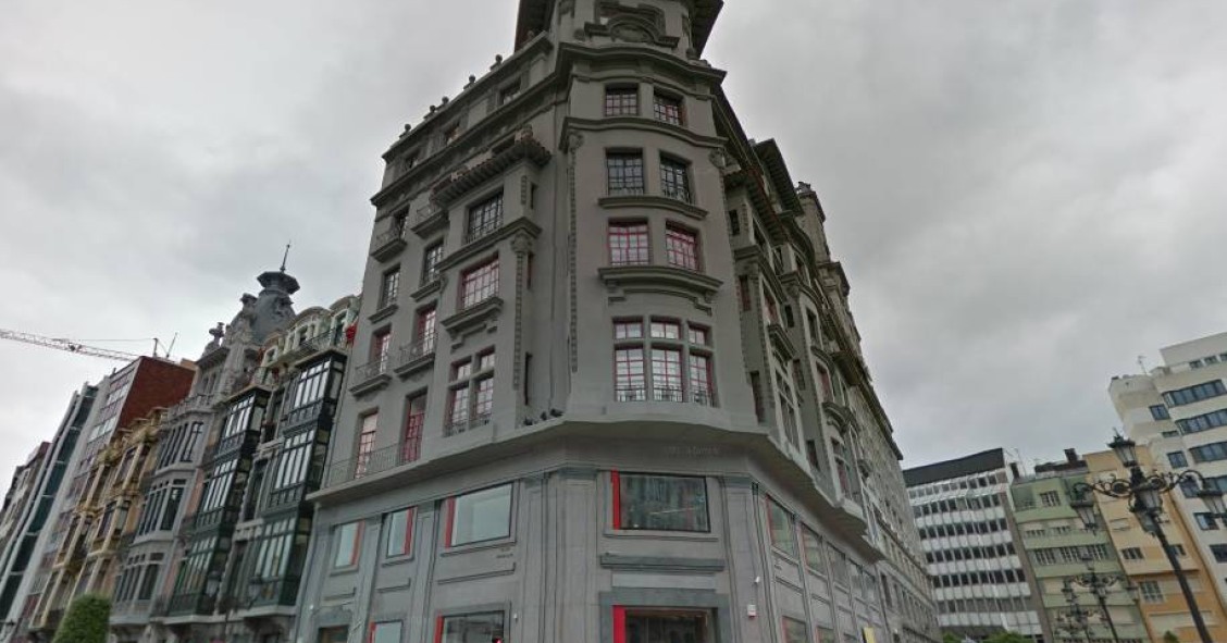 Uno de los edificios que Correos pretende alquilar o vender en Oviedo. 