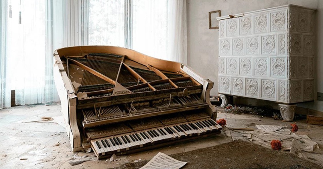 La belleza del abandono: viejos pianos olvidados en mansiones europeas