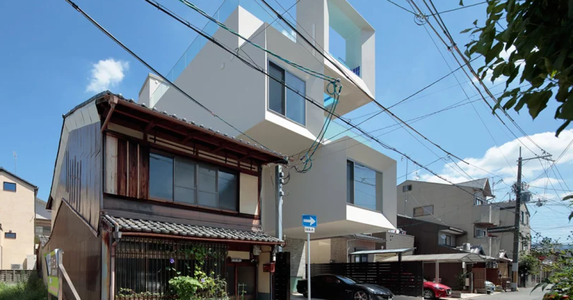 Una curiosa casa de Tokio que está construida con tubos gigantes y tiene una piscina en la azotea