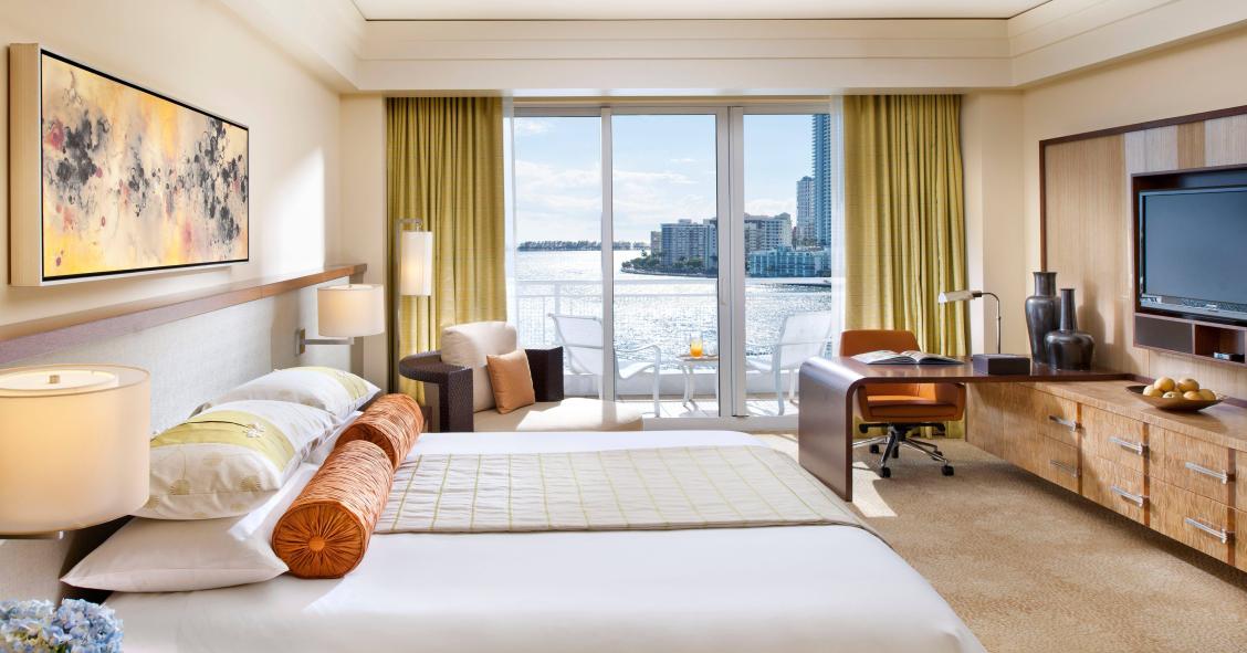 Un hotel de cinco estrellas con piscina infinita en pleno 'skyline' de Miami